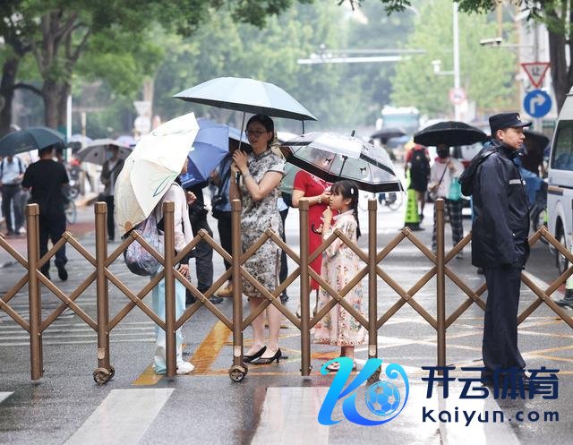 考点积水民警冒雨为考生铺路 风雨无阻保高考流畅