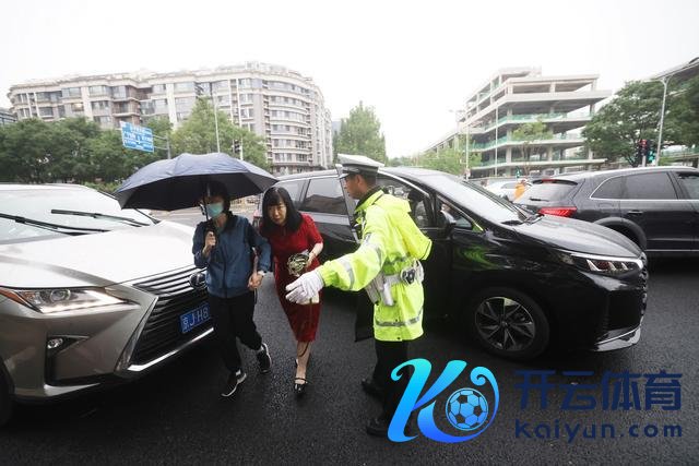 考点积水民警冒雨为考生铺路 风雨无阻保高考流畅