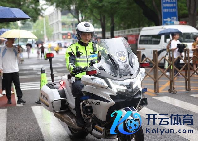 考点积水民警冒雨为考生铺路 风雨无阻保高考流畅