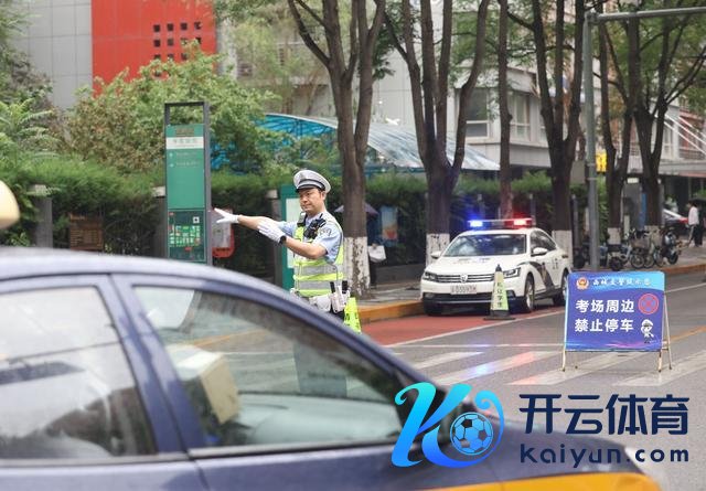 考点积水民警冒雨为考生铺路 风雨无阻保高考流畅