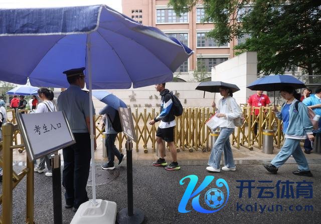 考点积水民警冒雨为考生铺路